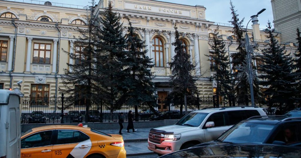 The United States steps up its sanctions by freezing the assets of the Russian Central Bank