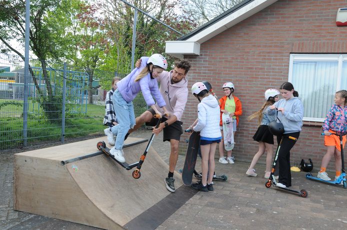 Enora(11) from OBS Duiveland is accompanied by Rico de Jonge from the skate ramp.