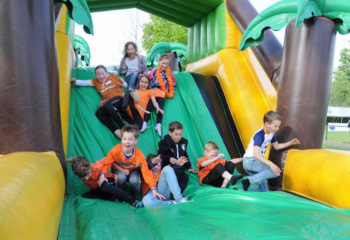 The children of the Oosterburcht slide down the obstacle course.
