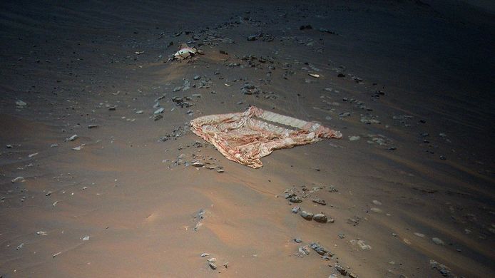 Aerial images, taken by the Mars helicopter Ingenuity, show the protective shell and parachute with which the Mars robot Perseverance landed on Mars.