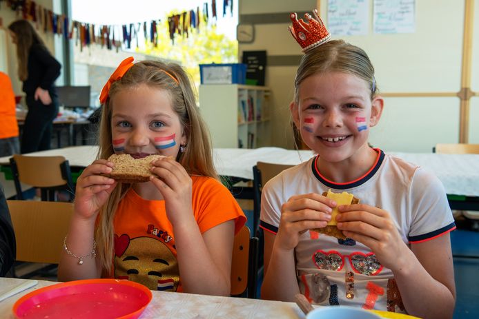 Destiney and Fiënna at the King's Breakfast on King's Games day at Zeemeeuw Primary School in Breskens, Zeeuws-Vlaanderen.  2022-04-22.