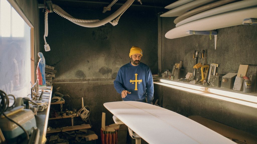 Oscar manufactures surfboards in Ostend