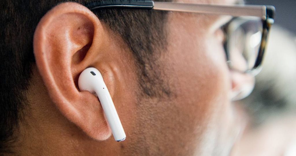 12-year-old's eardrum ruptured 'by Amber Alert' over AirPods, parents sue Apple in US |  Abroad