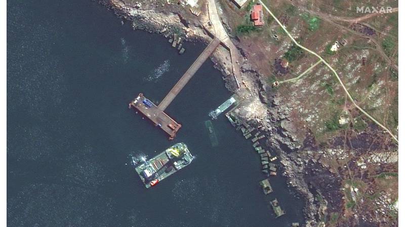 Image of sunken Russian ship near Snake Island • EU: "500 million for heavy weapons from Ukraine"
