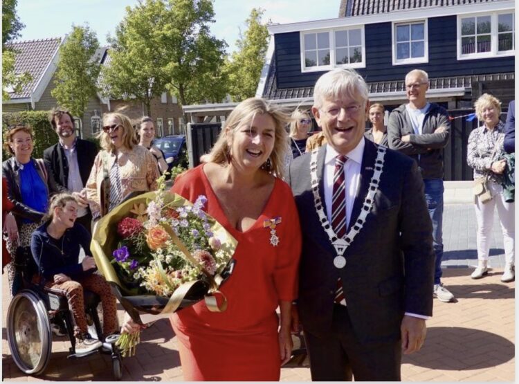 Mayor Aptroot Presents the Royal Honor to Renee Hordijk-Ruisch