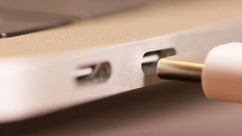 Apple wants to give not only iPhones, but also accessories a USB-C connection |  NOW