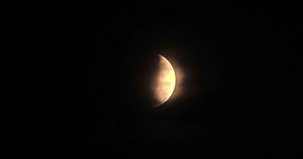 Total Lunar Eclipse Next Weekend: When, Where and How Are You Watching It?  † Interior