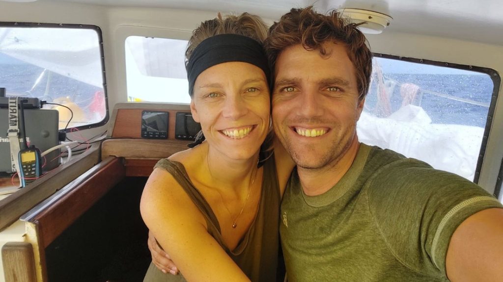 Ruim drie weken zonder mast dobberden Yvette en Sander op zee: