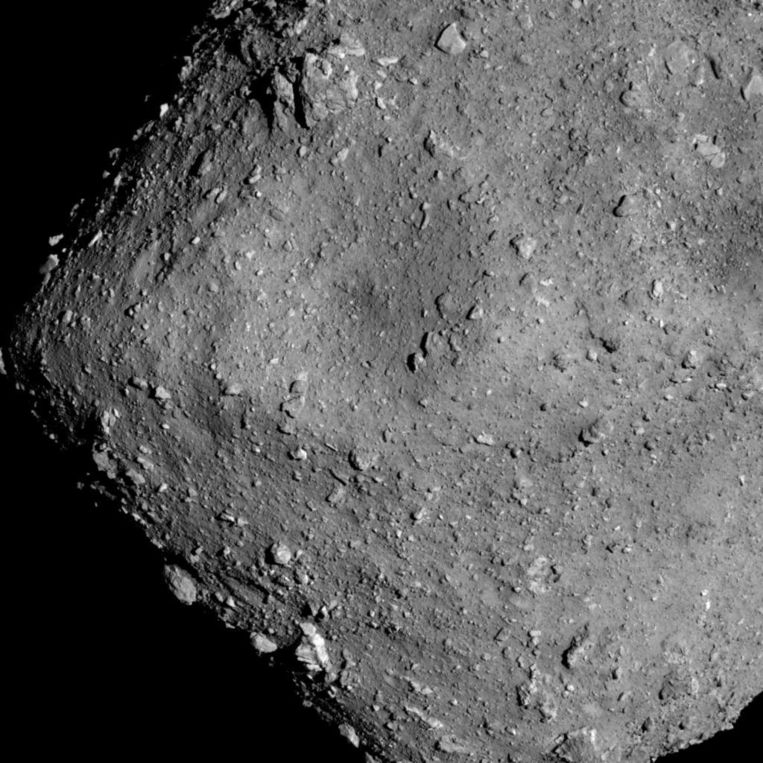 The asteroid Ryugu, photographed by the Japanese probe Hayabusa 2 at an altitude of six kilometers Image Jaxa