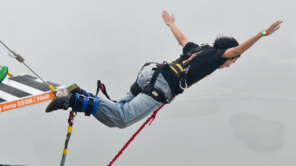 A Frenchman breaks the world record with 765 bungee jumps in 24 hours |  Outstanding
