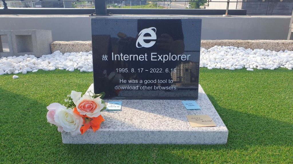 The South Korean created a tombstone for Internet Explorer: "Love-hate relationship"