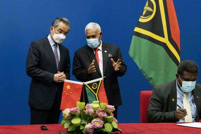 Vanuatu Prime Minister Bob Loughman Weibur (centre) and Chinese Foreign Minister Wang Yi (left).  ImageAFP