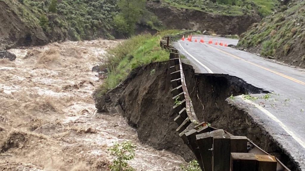 Floods in Yellowstone in the United States, park closed for the first time in 34 years