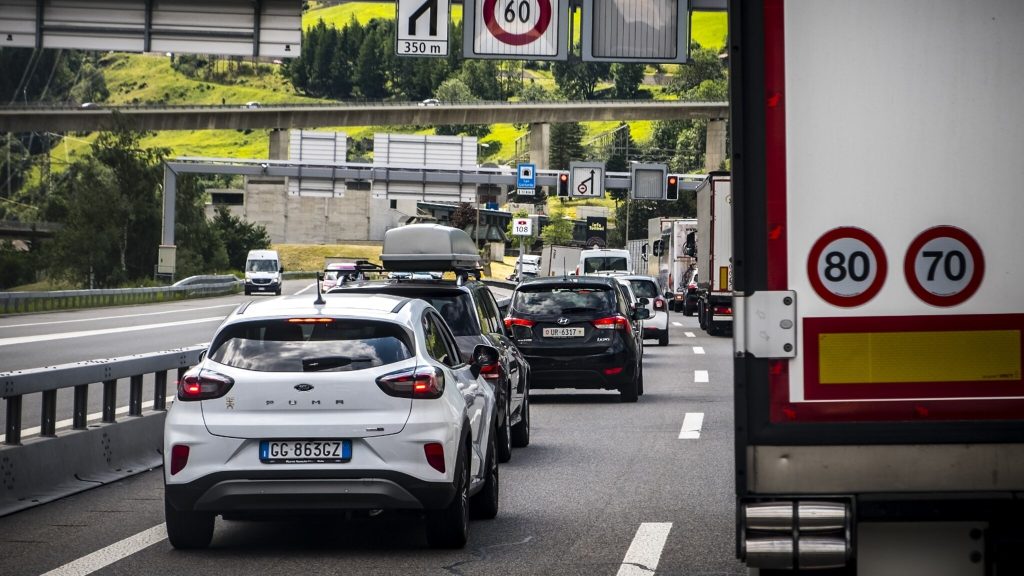 Crowds in Europe due to holiday traffic: 1h30 wait for the Gotthard tunnel