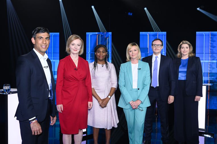 Ahead of last Friday's televised debate, the leadership contestants pose with host Julie Etchingham (third from right).  From left to right: Rishi Sunak, Liz Truss, Kemi Badenoch, Julie Etchingham (presenter), Tom Tugendhat and Penny Mordaunt.  Image ITV via Getty Images