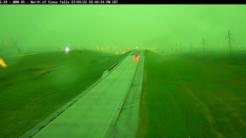 Rare weather phenomenon in the United States: the sky turns green during the storm