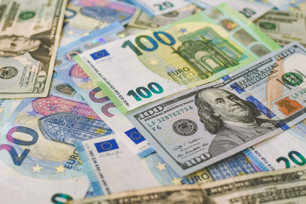 Recession fears cause the euro to fall sharply