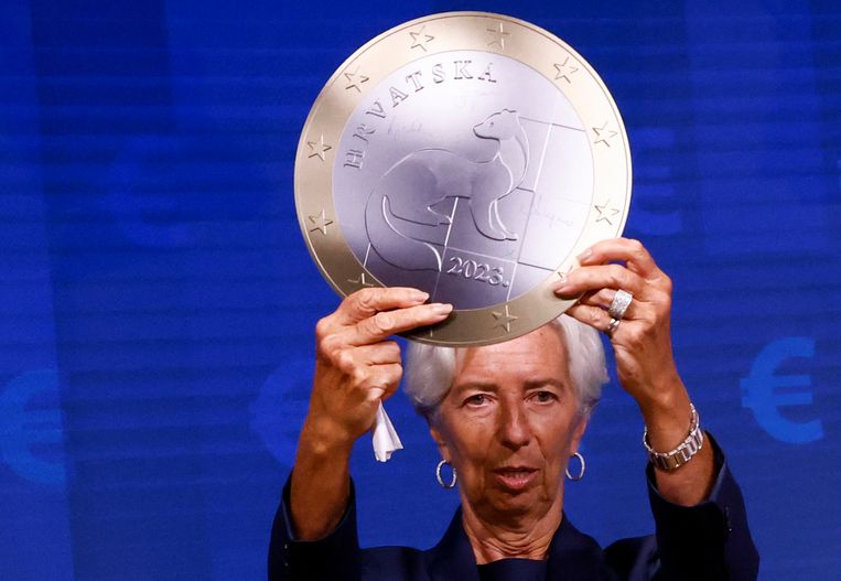 European Central Bank President Christine Lagarde with a model of the new Croatian euro, depicting both the name of the current national currency and the Croatian word for morten, 'Kuna'.  Image courtesy of Reuters