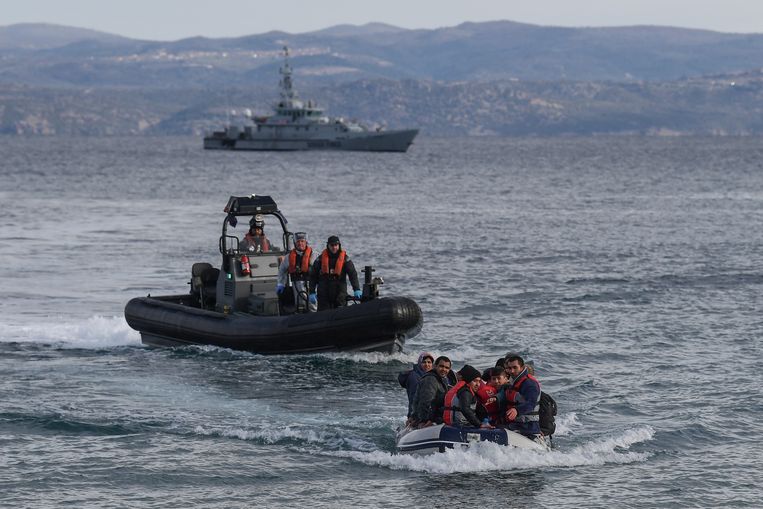 A boat with Afghan refugees approaches the Greek island of Lesvos, in an archive image from 2020. Image Hollandse Hoogte / AFP