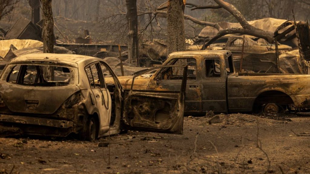 California wildfire kills two, thick smoke makes extinguishment difficult