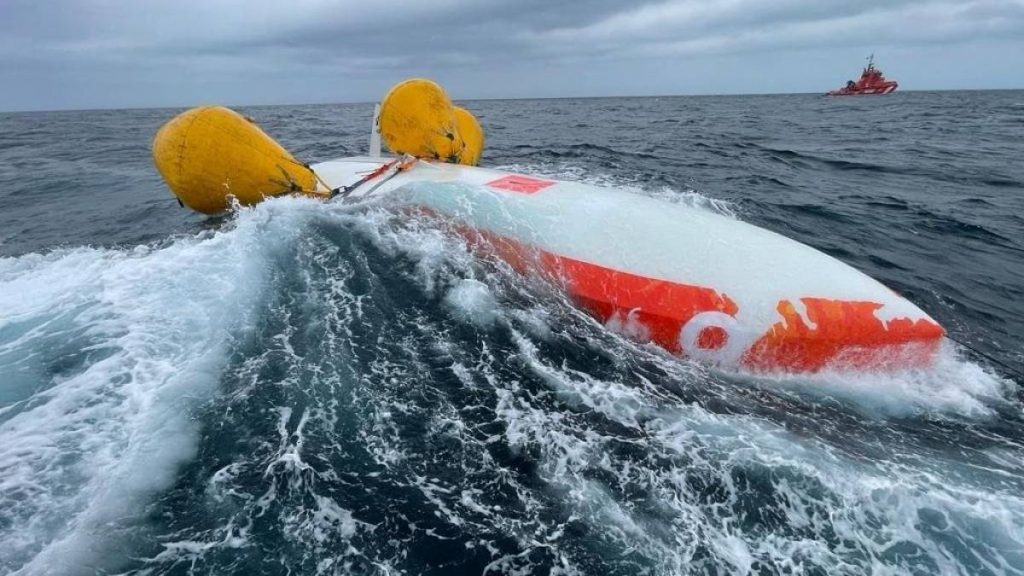 Sailor survives 16 hours under capsized boat in ocean