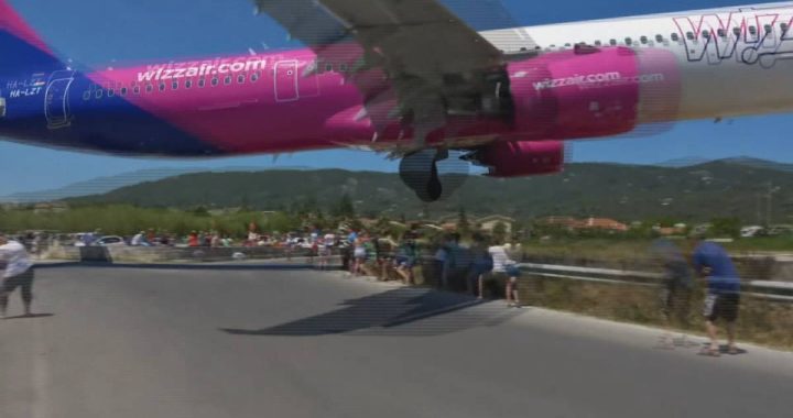 Spotting planes on "Saint Martin d'Europe" can be dangerous