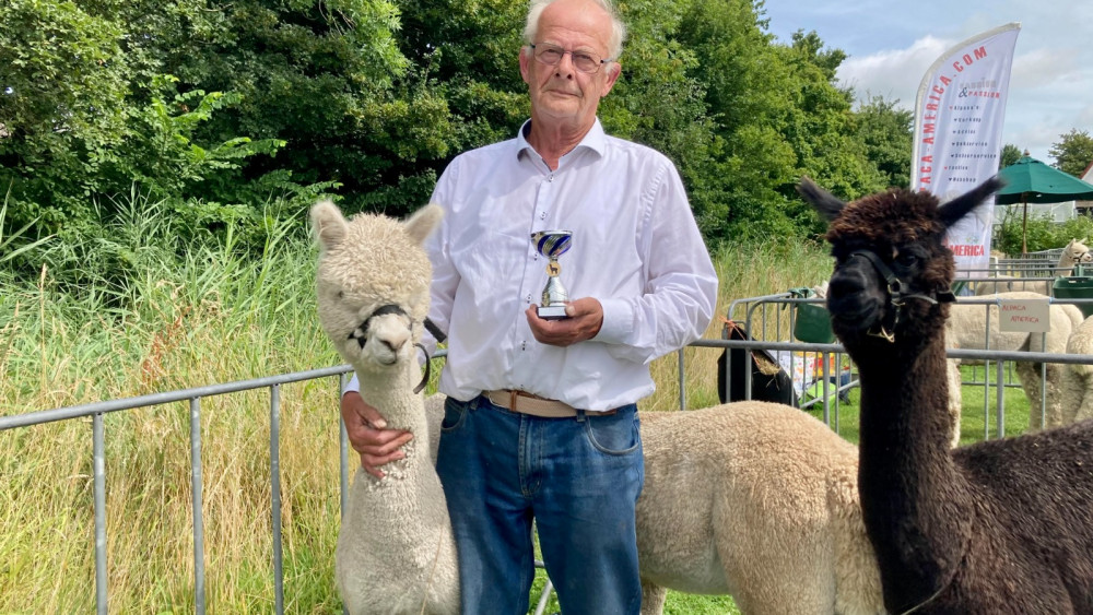 Alpacas Draw Crowds at Agricultural Show: 'They're Smart Animals'
