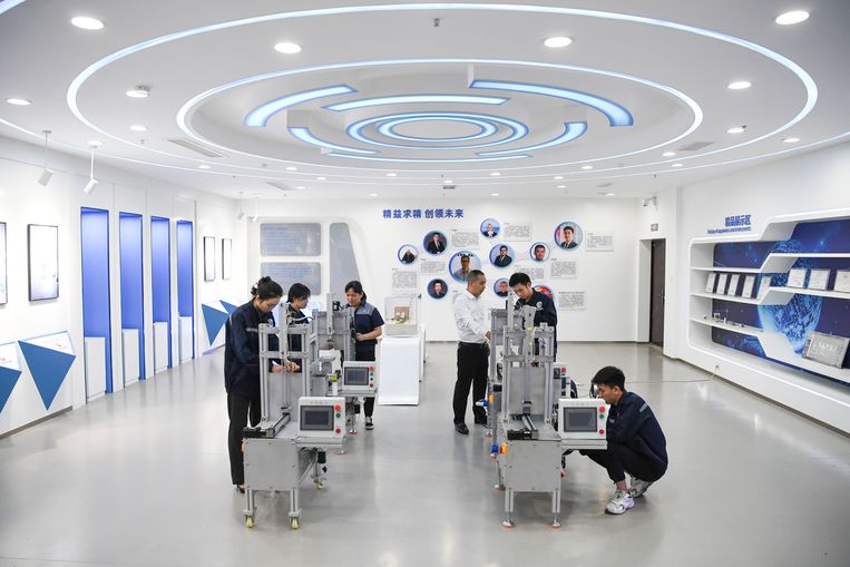 A team of Chinese scientists at work.  Image CFOTO/Future Publishing via Getty Images