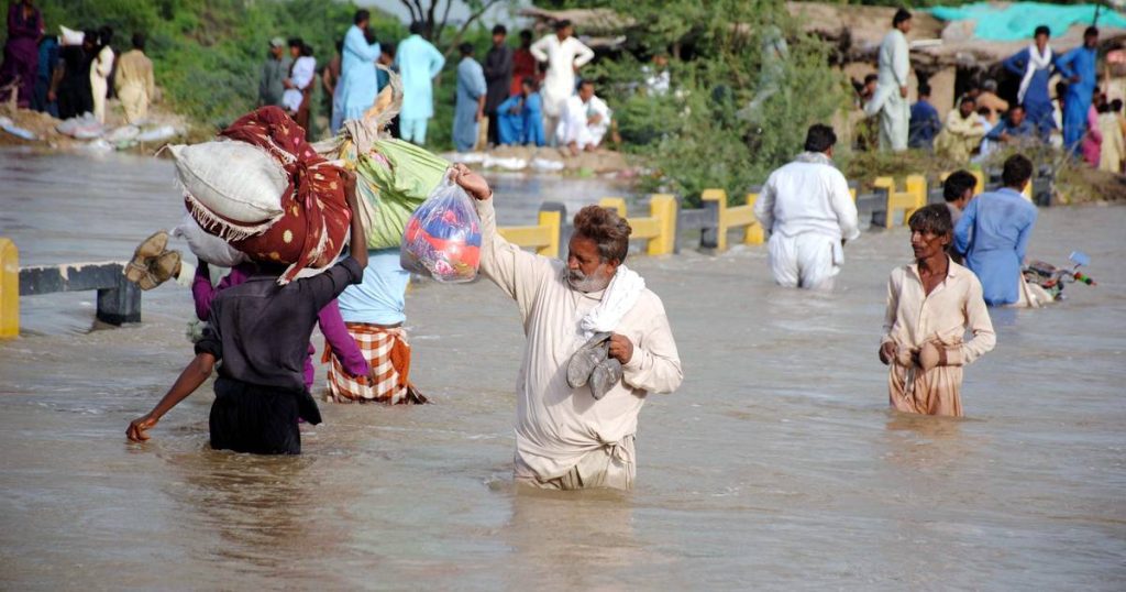 Desperate Pakistanis flee floods: 'We saw a tidal wave coming our way' |  Abroad