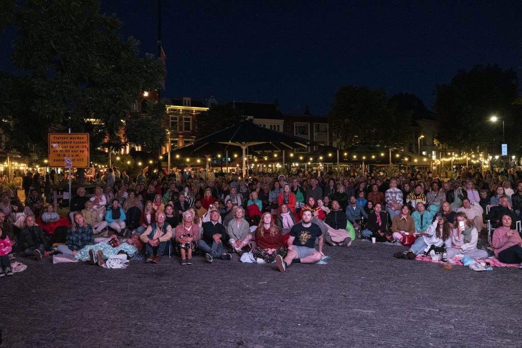 Hundreds of Utrecht residents stuck to the tube during an open-air spectacle on the Neude