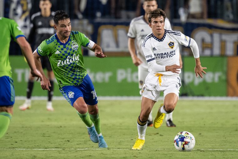 Riqui Puig (r) for Los Angeles Galaxy duels with Nicolas Lodeiro of Seattle Sounders.  ImageGetty Images