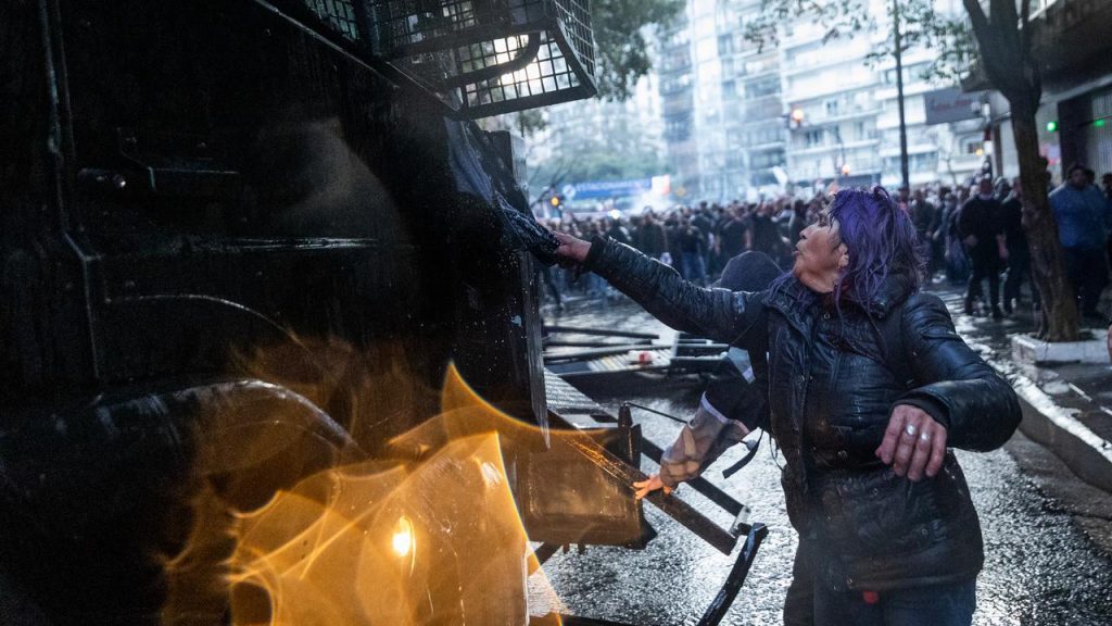 Thousands of supporters of the Argentine vice-president clash with the police |  NOW