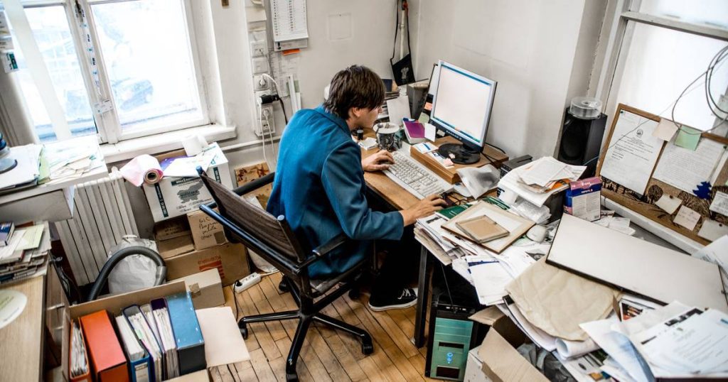 Why You Work Better Behind a Tidy Desk |  Chantal van der Leest