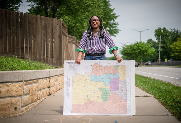 Stacey Knoell shows the riding map.  The split means Democrats in his third district can hardly win a seat in Washington.  Image Christopher Smith for de Volkskrant
