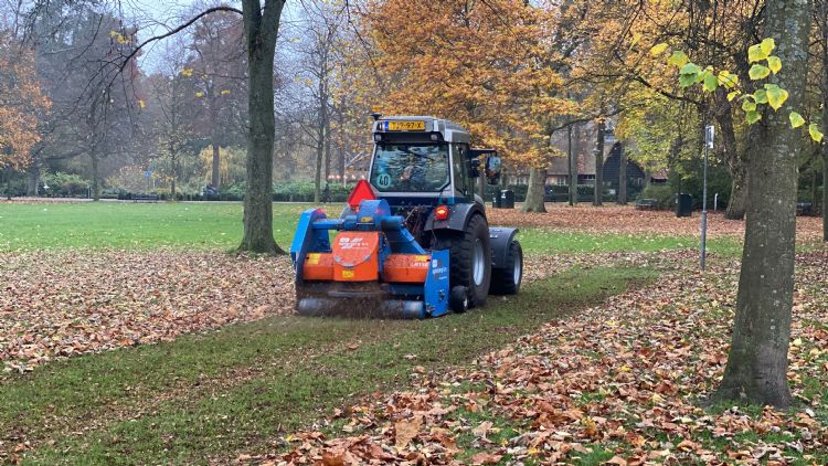     The leaf reducer is a machine that sucks up dead leaves, pulverizes them and deposits them on the ground as a fine mulch 