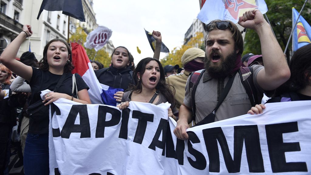 Thousands demonstrate in Paris against inflation