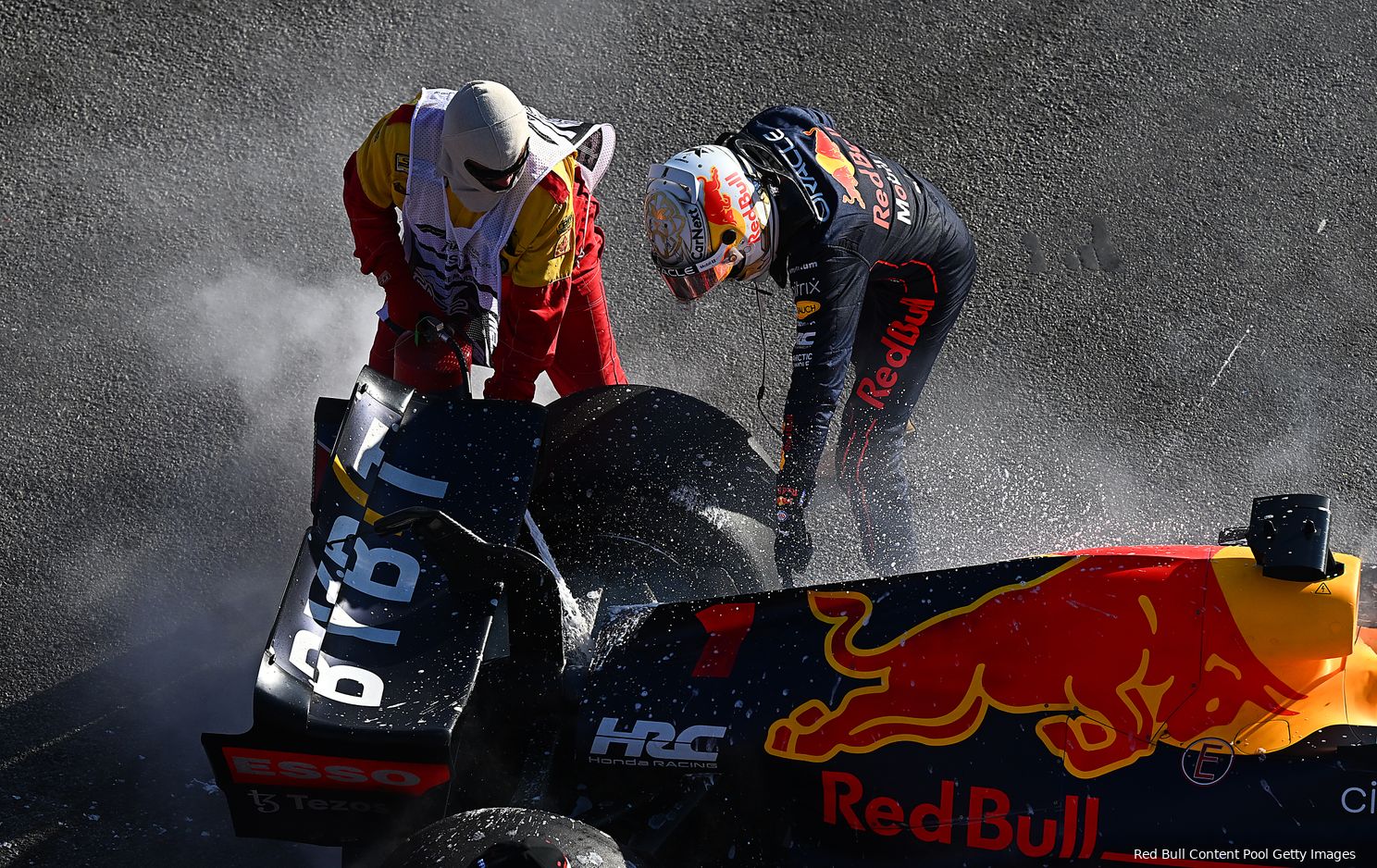 Max Verstappen spoke desperately about the situation at Red Bull Racing after two retirements in the first three races.  In this photo, he helps the marshal as his car, for the last time that year, was to be turned off.  (Photo: Red Bull content pool/Getty Images)