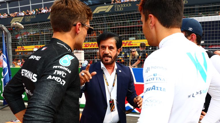 FIA president Mohamed Ben Sulayem is busy chatting with drivers George Russell (L) and Alexander Alban.  The film is solid