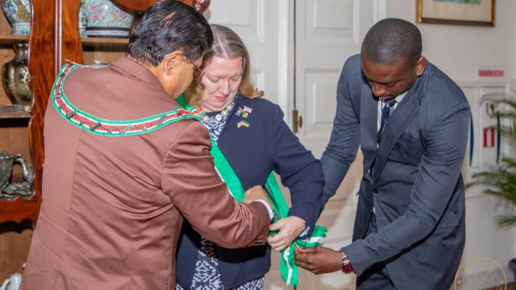 US ambassador leaves Suriname;  The President receives the award