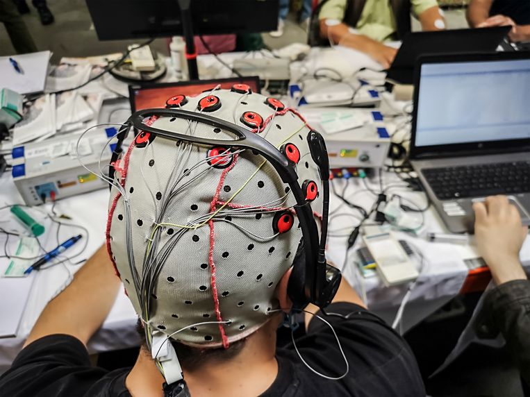 A paralyzed patient learns to "speak" again thanks to brain electrodes