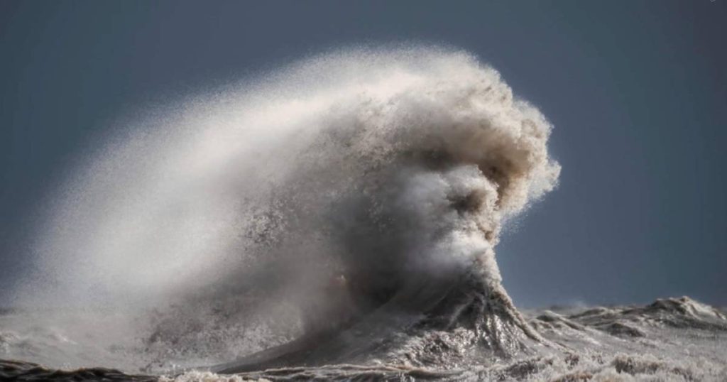 Canadian Photographer Snaps Dramatic Image of Wild Wave With Face: 'Looks Like Poseidon' |  Abroad