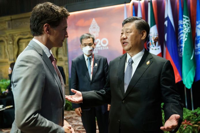 Trudeau (left) and Xi during the conversation.