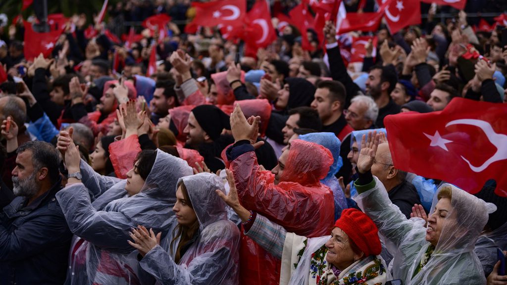 Thousands of Turks demonstrate in Istanbul after Erdogan's sentencing