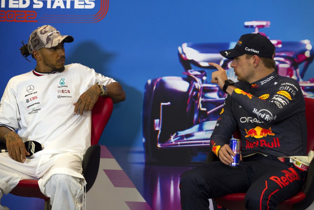 Horner over nieuw duel Hamilton en Verstappen: "Liever veel ruimte tussen die twee"