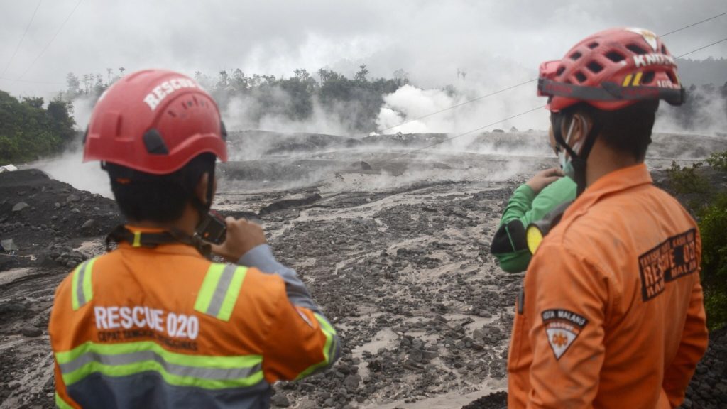A volcano erupted in Java: "The lava dome probably collapsed"