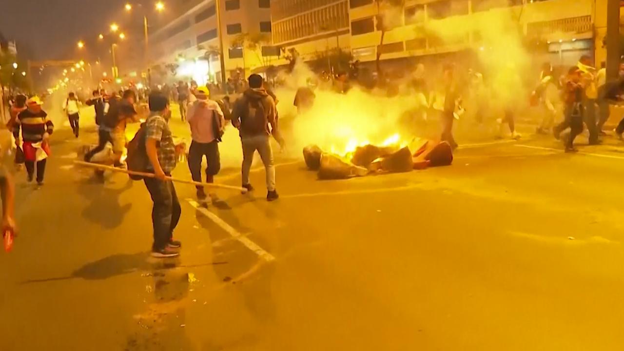 Beeld uit video: Onrustige nacht in Lima door demonstraties na afzetten president
