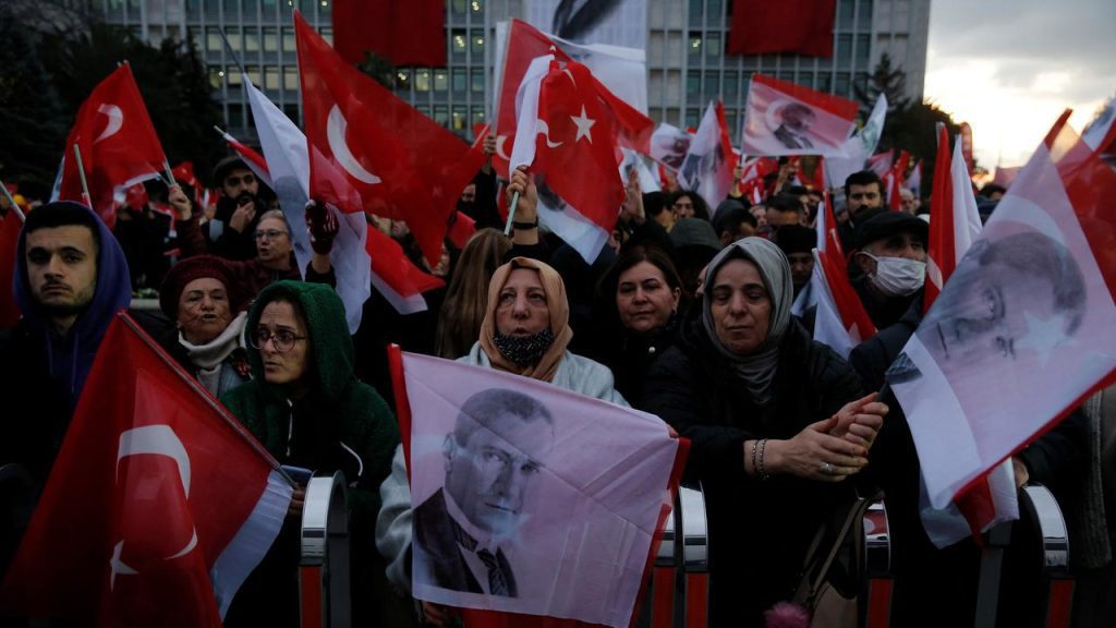 Thousands of Turks Demonstrate in Istanbul Against Mayor's Jail Sentence |  Abroad